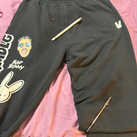 Bad Bunny sweatpants YHLQMDLG Yo Hago Lo Que Me Da La Gana FOL size Large (READ) - Picture 10 of 15